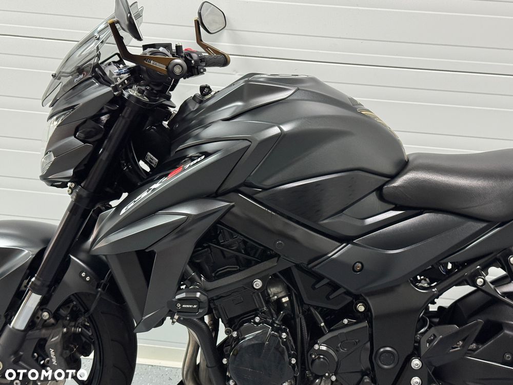Suzuki GSX - 23