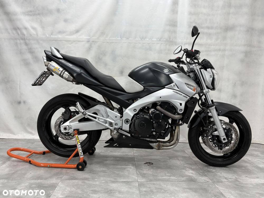Suzuki GSR - 16