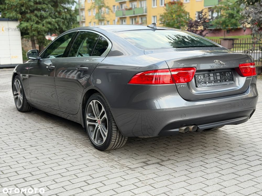 Jaguar XE 2.0 D Portfolio - 13