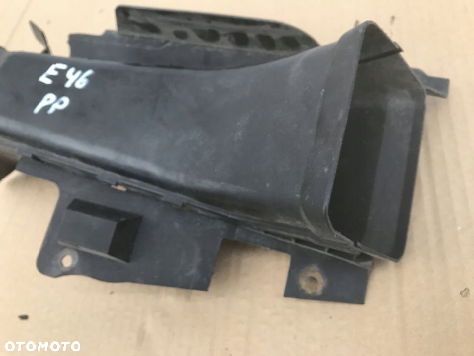 Osłona chłodnicy BMW 3 E46 wlot kierownica powietrza prawa zderzaka pasa przedniego 8197928 - 2