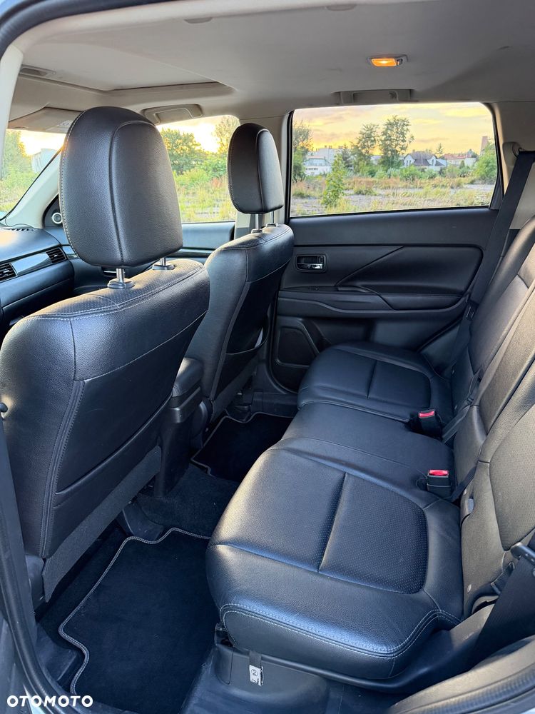 Mitsubishi Outlander - 12