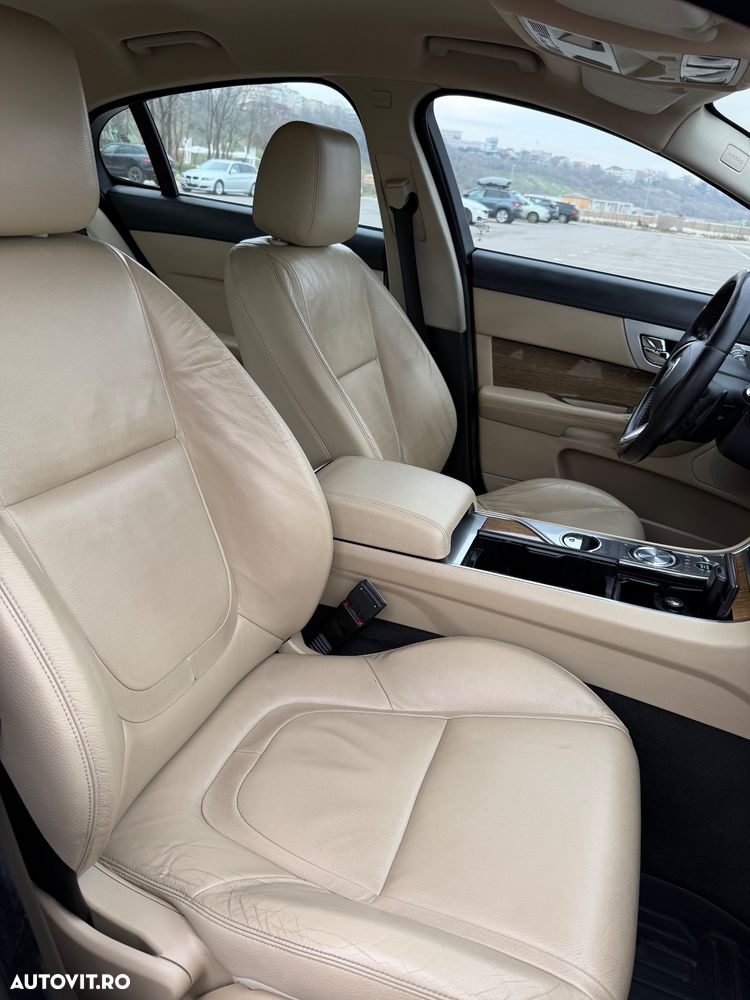 Jaguar XF 2.2D Premium Luxury - 8