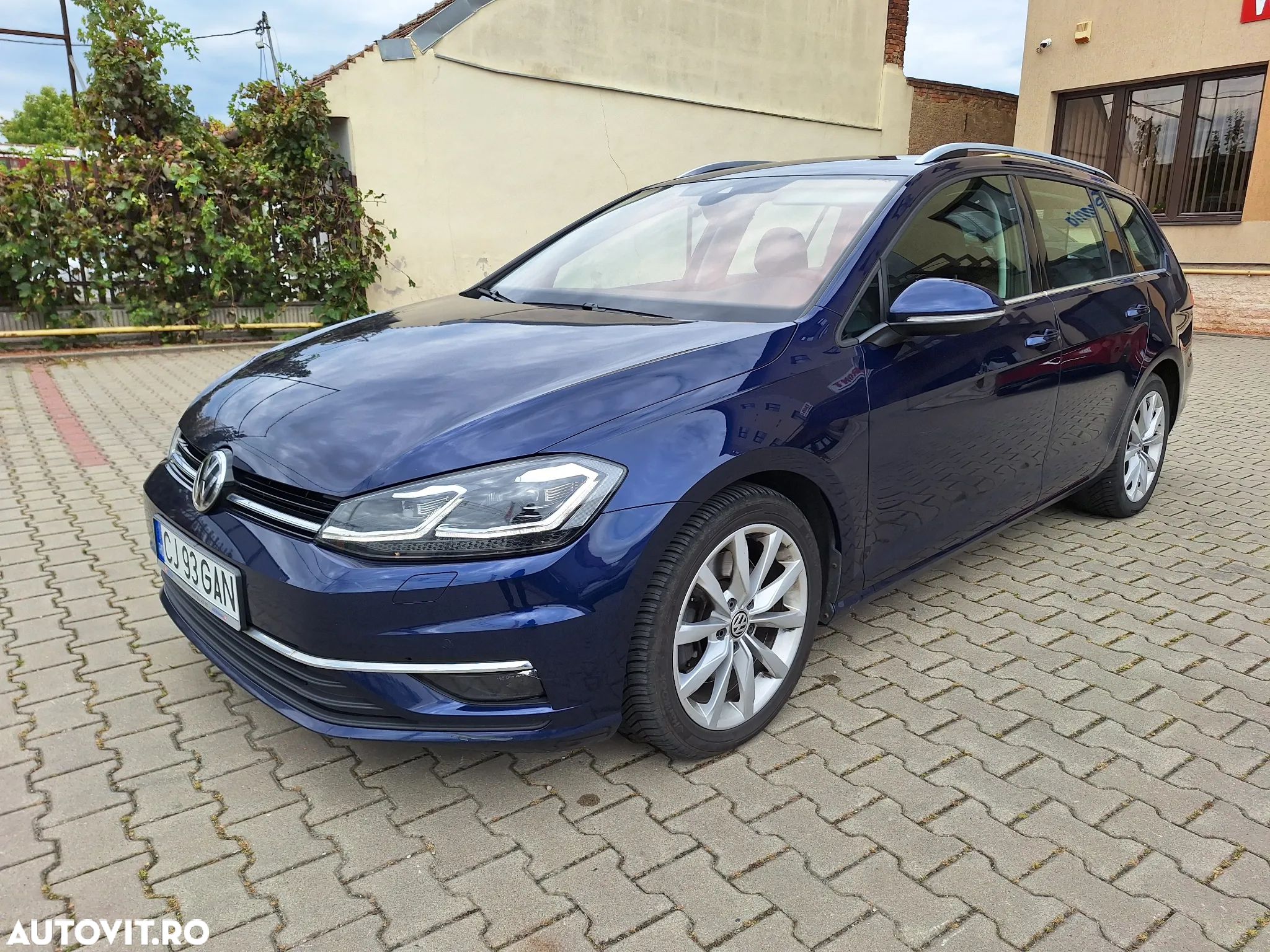 Volkswagen Golf - 1