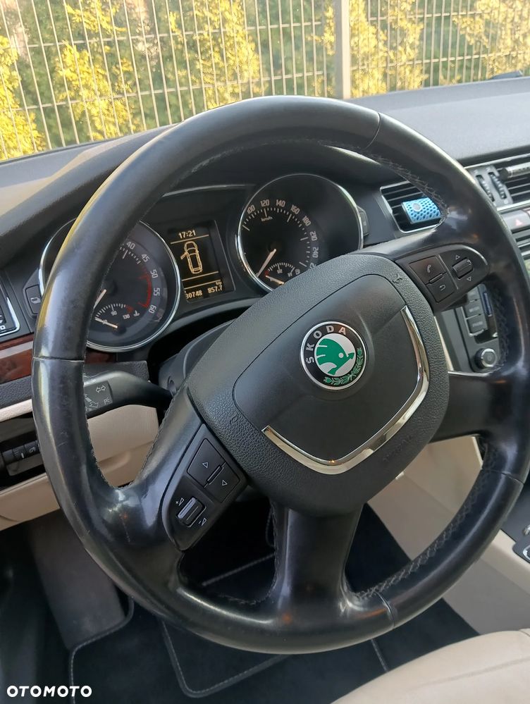 Skoda Superb 2.0 TDI DSG Elegance - 33
