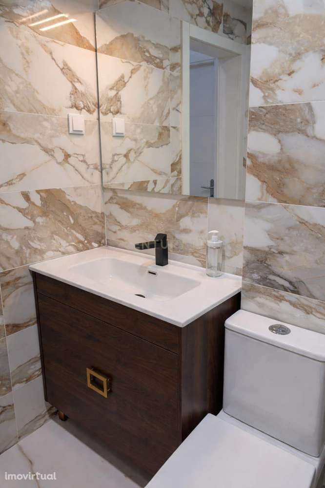 Apartamento T2 Totalmente Remodelado | 78 m² | Zona Central com boa Ac - Grande imagem: 3/9