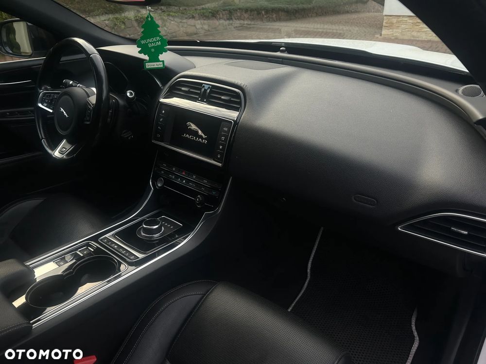 Jaguar XE 2.0 D R-Sport - 11