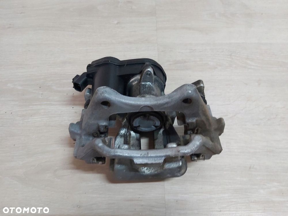 TOYOTA COROLLA E21 zacisk jarzmo tył prawy 1,8 - 3