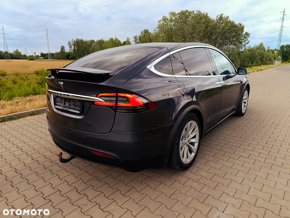 Tesla Model X - 11