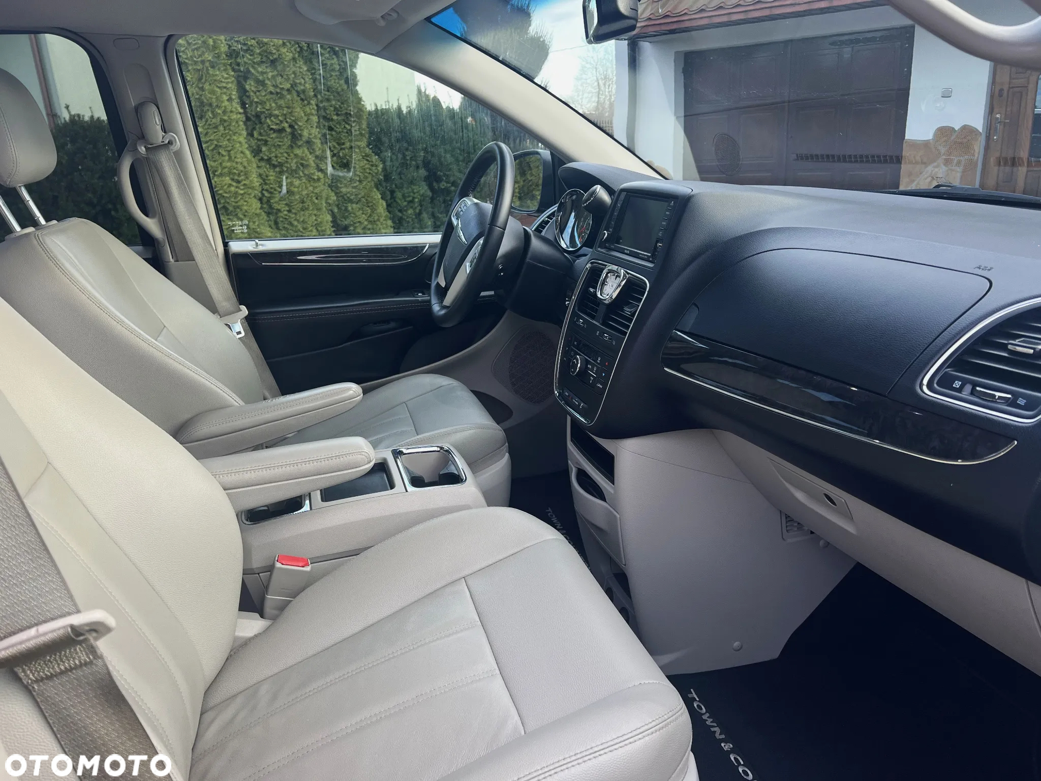 Chrysler Town & Country - 4