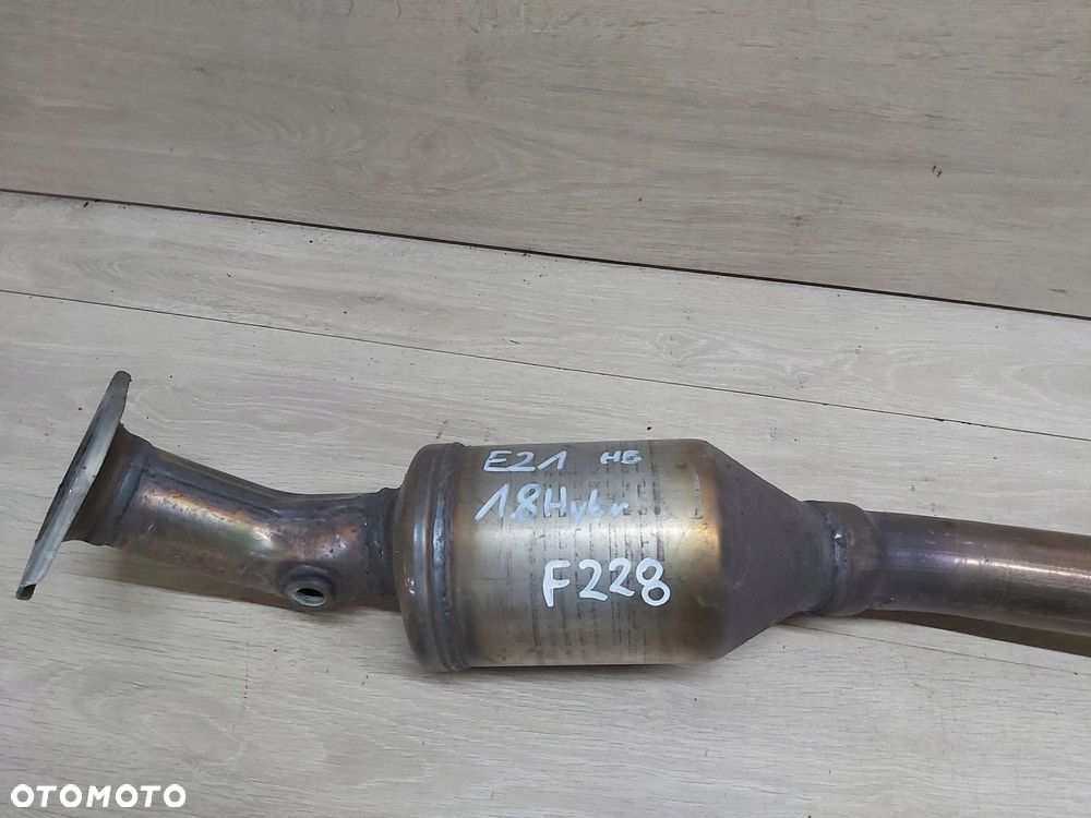 TOYOTA Corolla E21 1,8 hybryda tłumik środkowy katalizator L52 przeb 30tyś - 1
