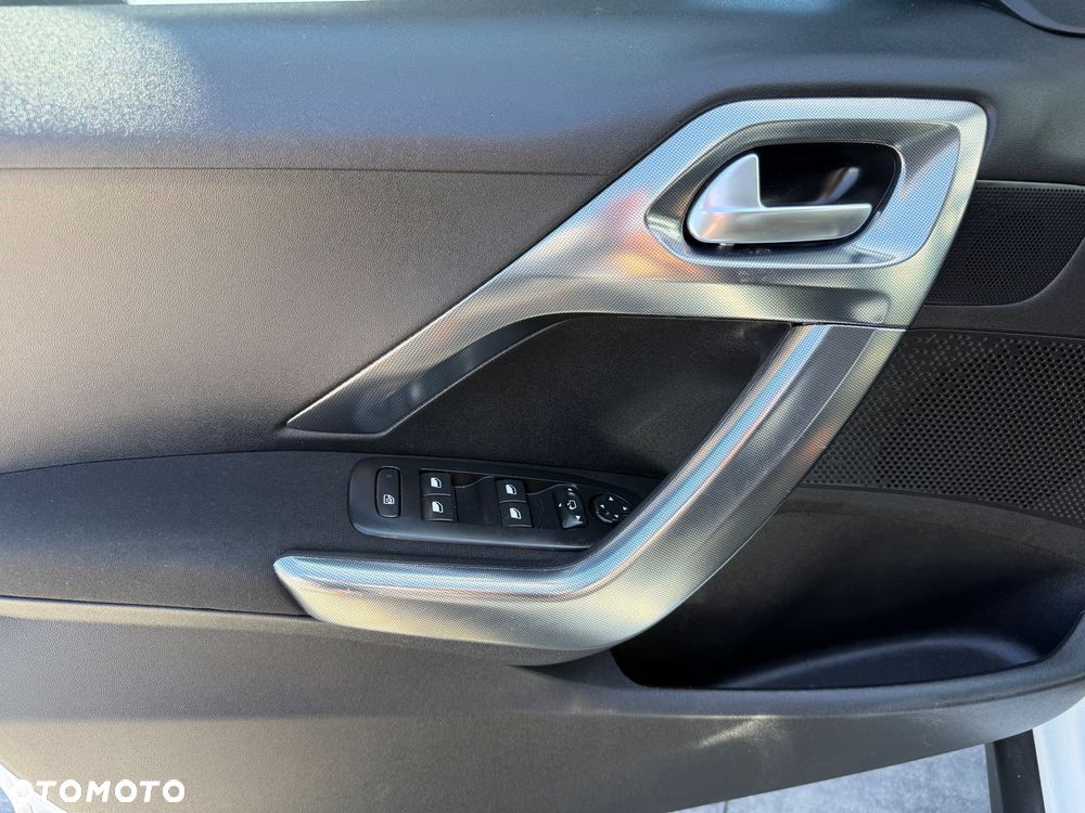 Peugeot 2008 PureTech 110 GPF Stop&Start EAT6 Allure - 16