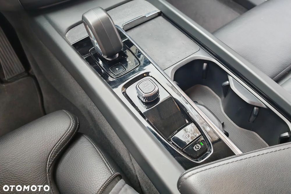 Volvo XC 60 B4 D AWD Plus Dark - 26