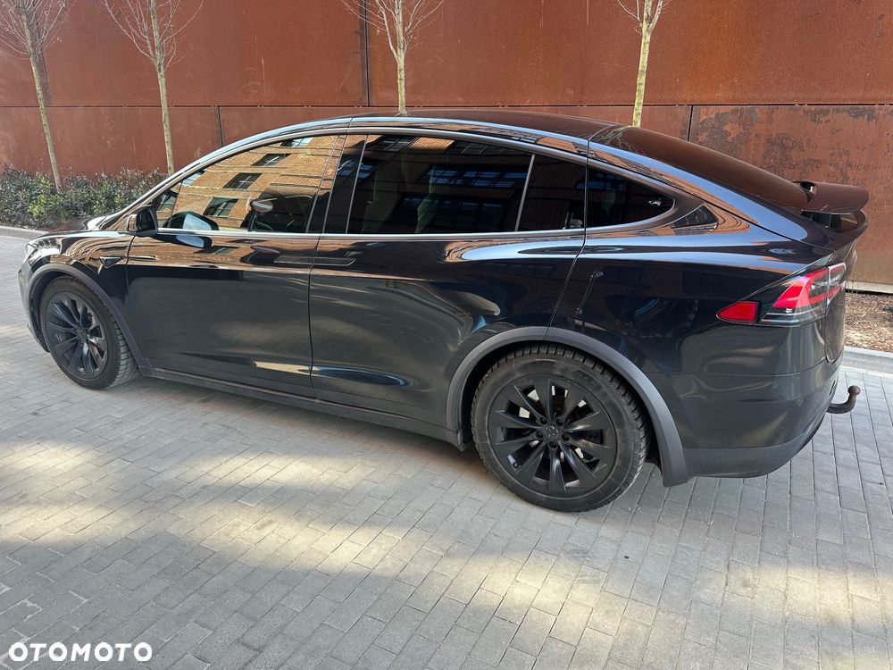 Tesla Model X - 9