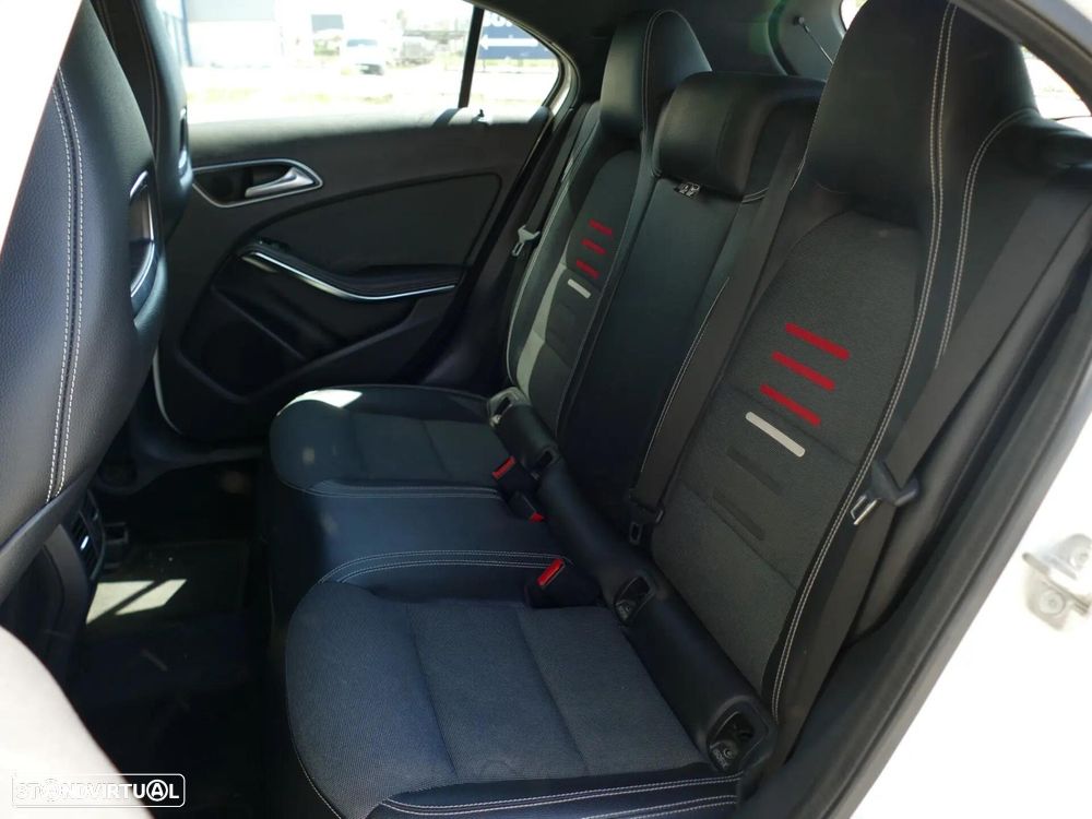 Mercedes-Benz A 180 d AMG Line - 32