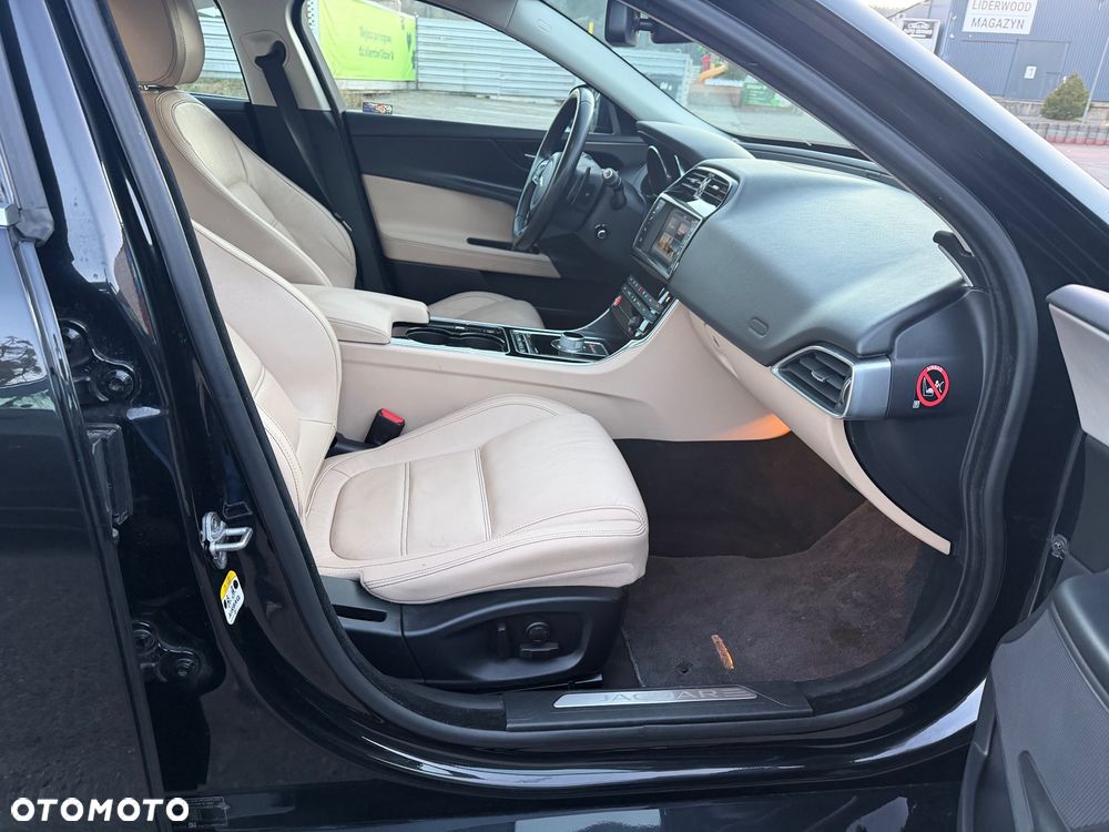 Jaguar XE 2.0 D Prestige - 8