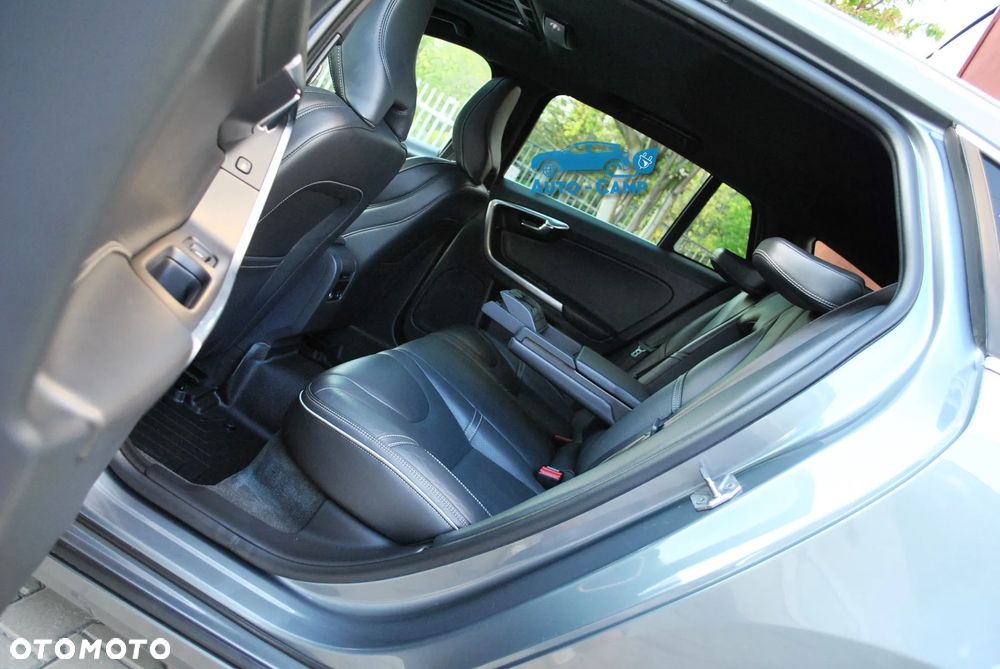 Volvo V60 D6 AWD Plug-in Hybrid R-Design Summum - 22