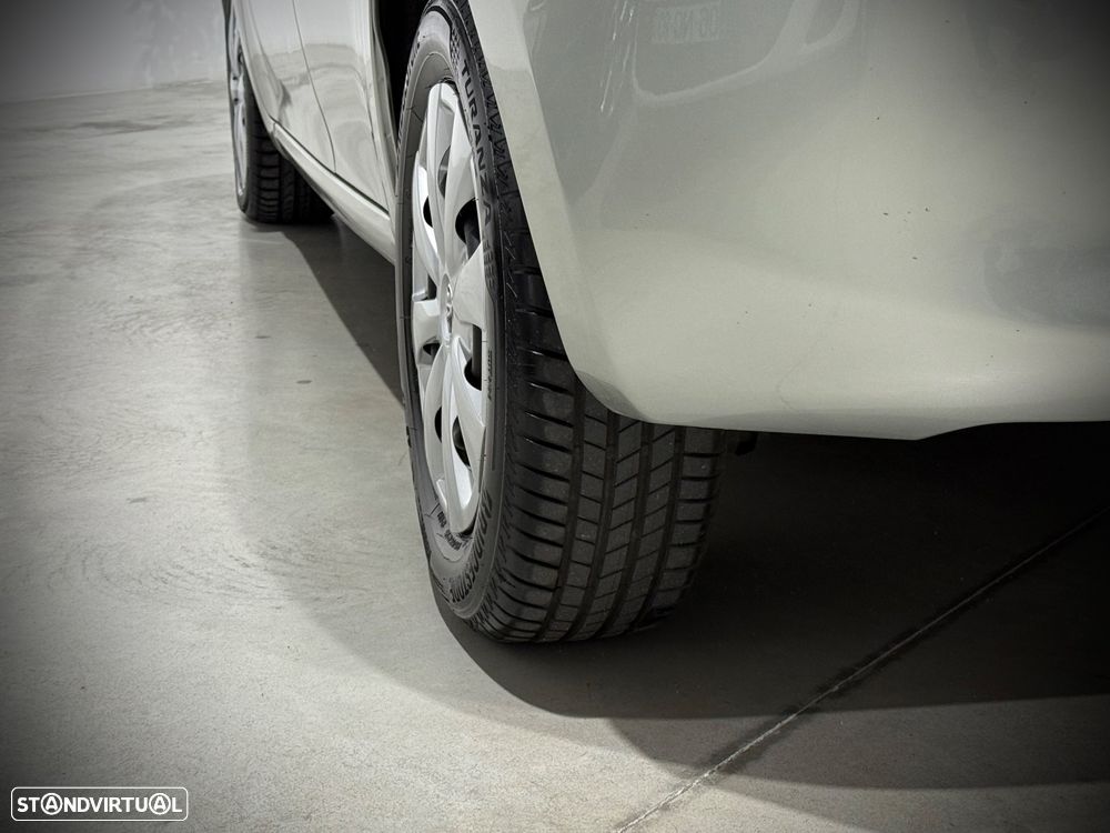 Toyota Auris 1.4 VVT-i AC+VSC - 19