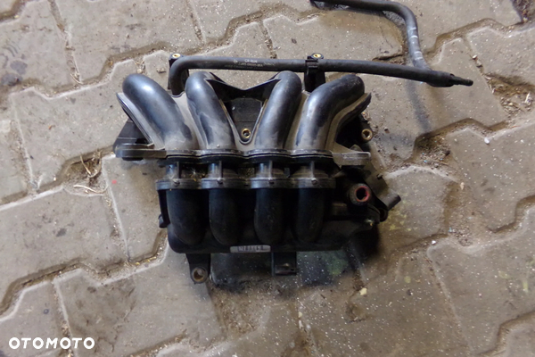 Kolektor ssący 1.3B VP2S6U-9424-CB Ford Fiesta MK6 lak. 44