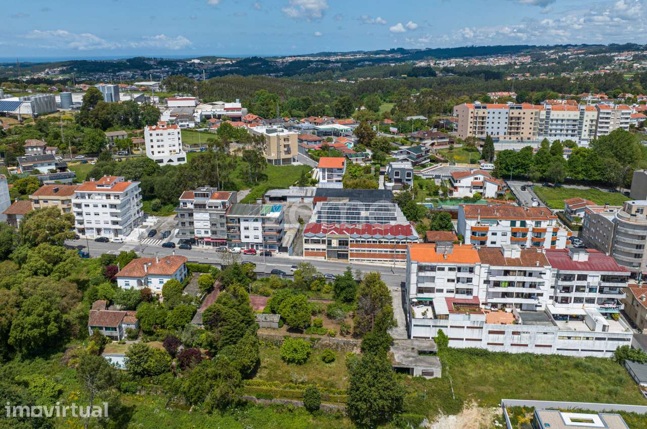 Armazém e terreno ao centro de São João da Madeira - Grande imagem: 3/59