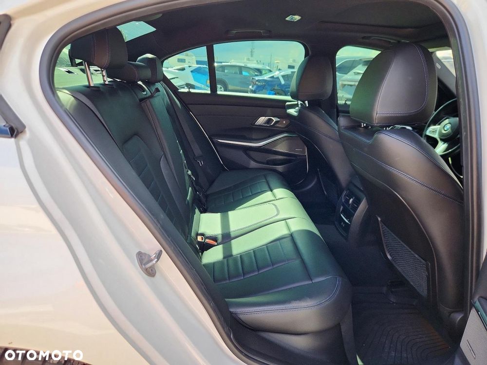 BMW Seria 3 330i xDrive M Sport - 10