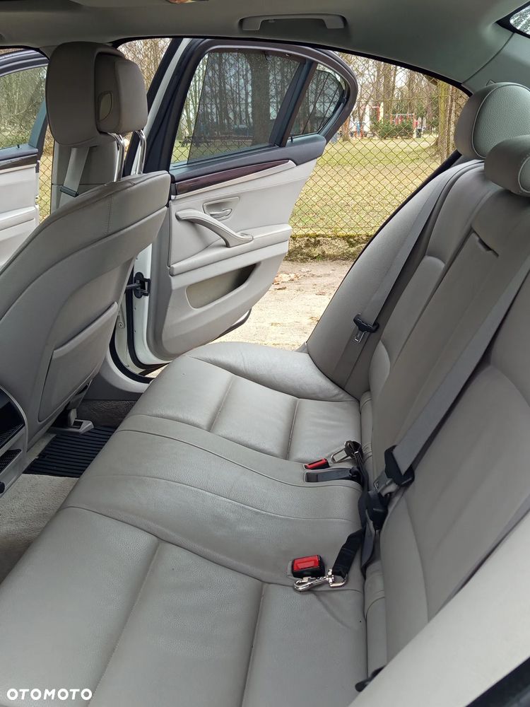 BMW Seria 5 528i - 11
