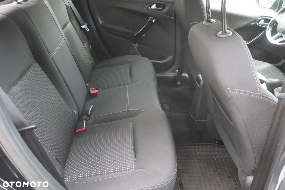 Peugeot 208 - 16