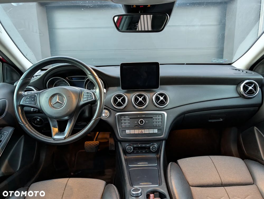 Mercedes-Benz GLA 180 d 7G-DCT - 10