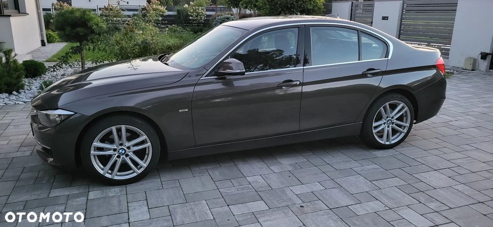 BMW Seria 3 320i Luxury Line - 16