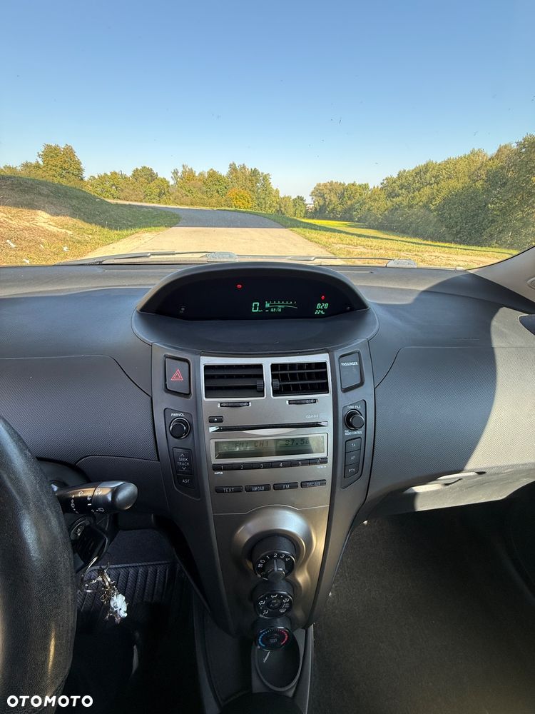 Toyota Yaris - 10