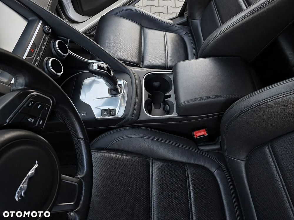 Jaguar E-Pace 2.0 i4D AWD R-Dynamic S - 8