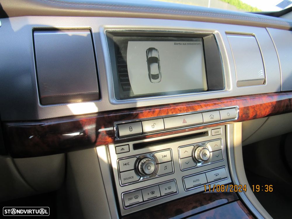 Jaguar XF 2.7 V6 Premium Luxury - 9