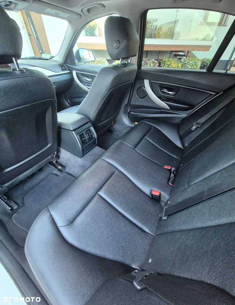 BMW Seria 3 320i xDrive - 12