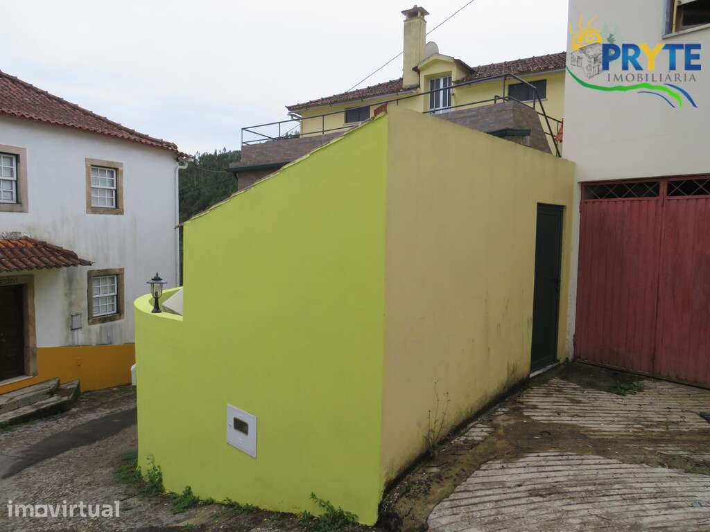 Moradia de tipologia T4 composta por três pisos situada em Alvares - Grande imagem: 3/31