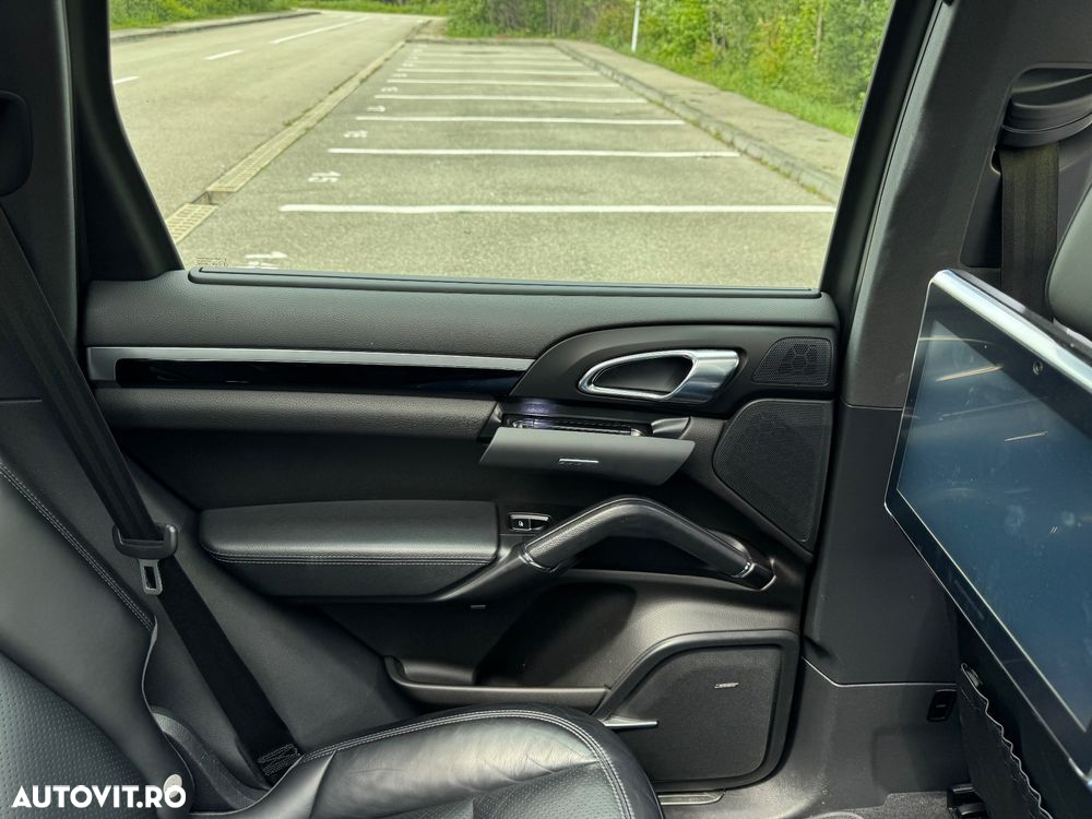 Porsche Cayenne 3.0 L - 12
