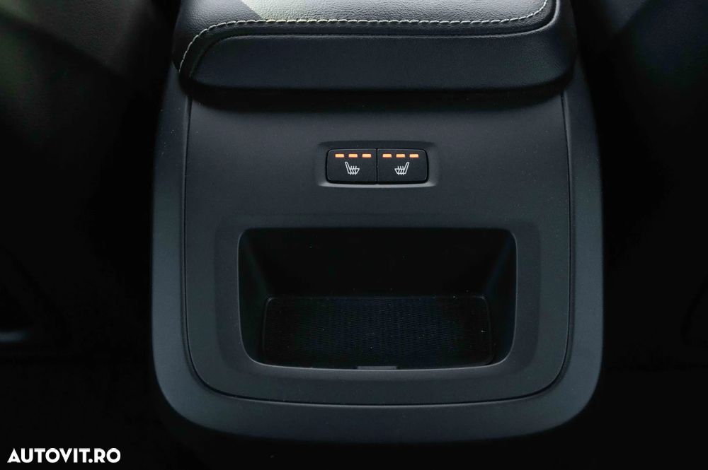 Volvo XC 60 B4 D AWD Plus Dark - 35