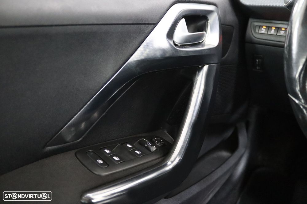 Peugeot 2008 1.2 PureTech Allure EAT6 - 10