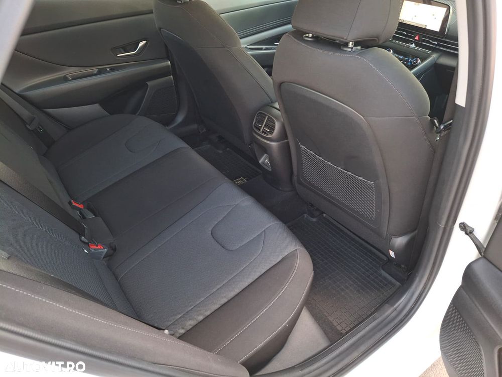 Hyundai Elantra - 12