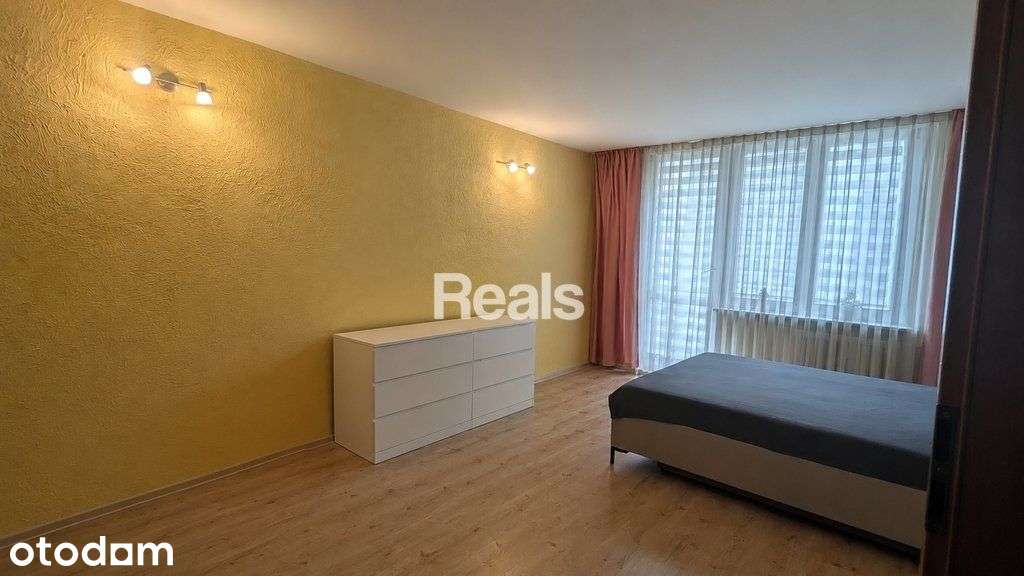 Metro 100 m. 2 pokoje, oddzielna kuchnia, balkon