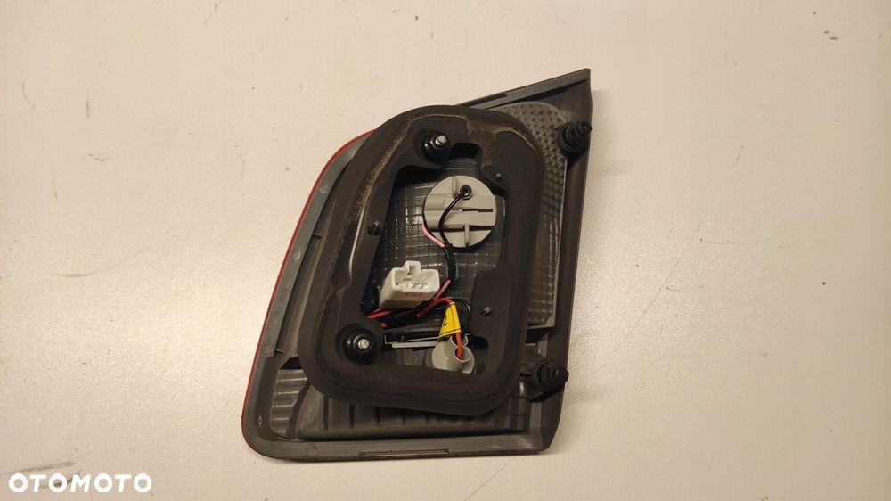 KIA SORENTO II LAMPA LEWA LEWY TYŁ TYLNA W KLAPĘ ZWYKŁA 09-14 92405-2P02 - 2