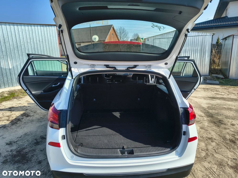 Hyundai i30 1.5 DPI Classic + - 17