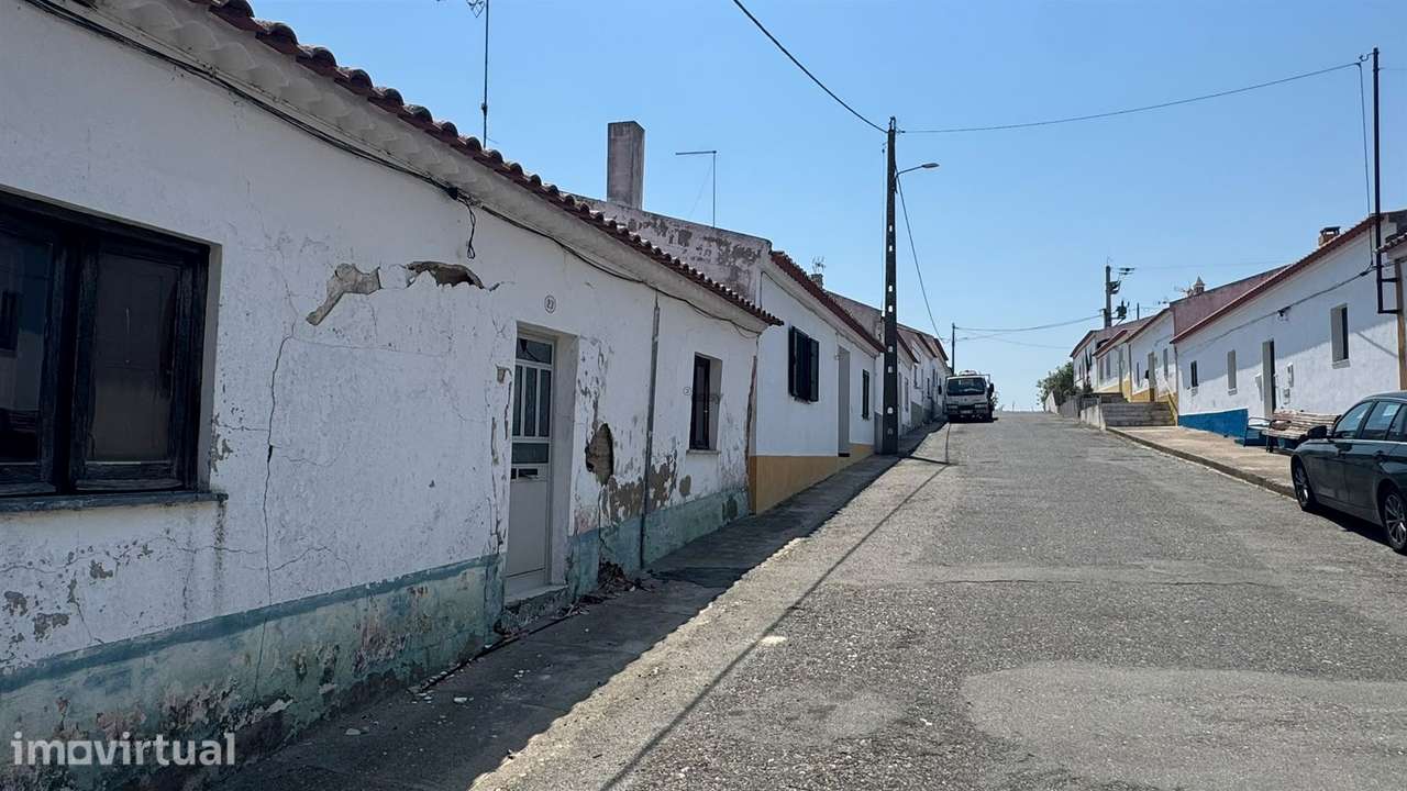 Moradia Térrea com 6 divisões para Total Renovação em Casével, Castro - Grande imagem: 2/24