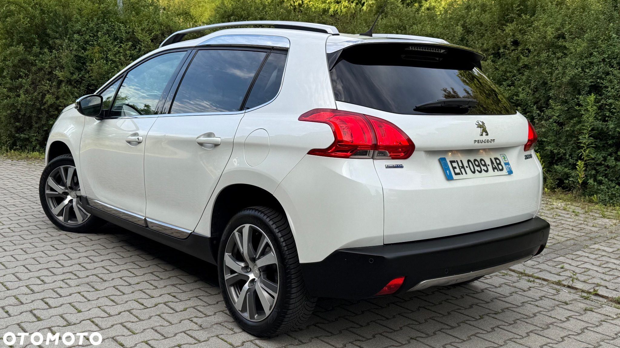 Peugeot 2008 1.6 BlueHDi Allure S&S - 12
