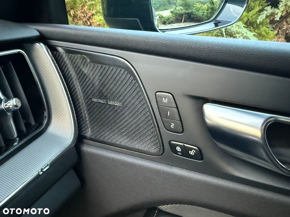Volvo XC 60 B4 D Plus Dark - 25