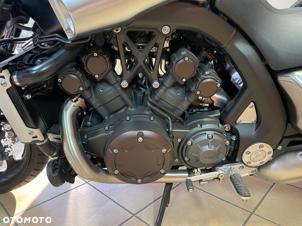 Yamaha V-MAX - 4