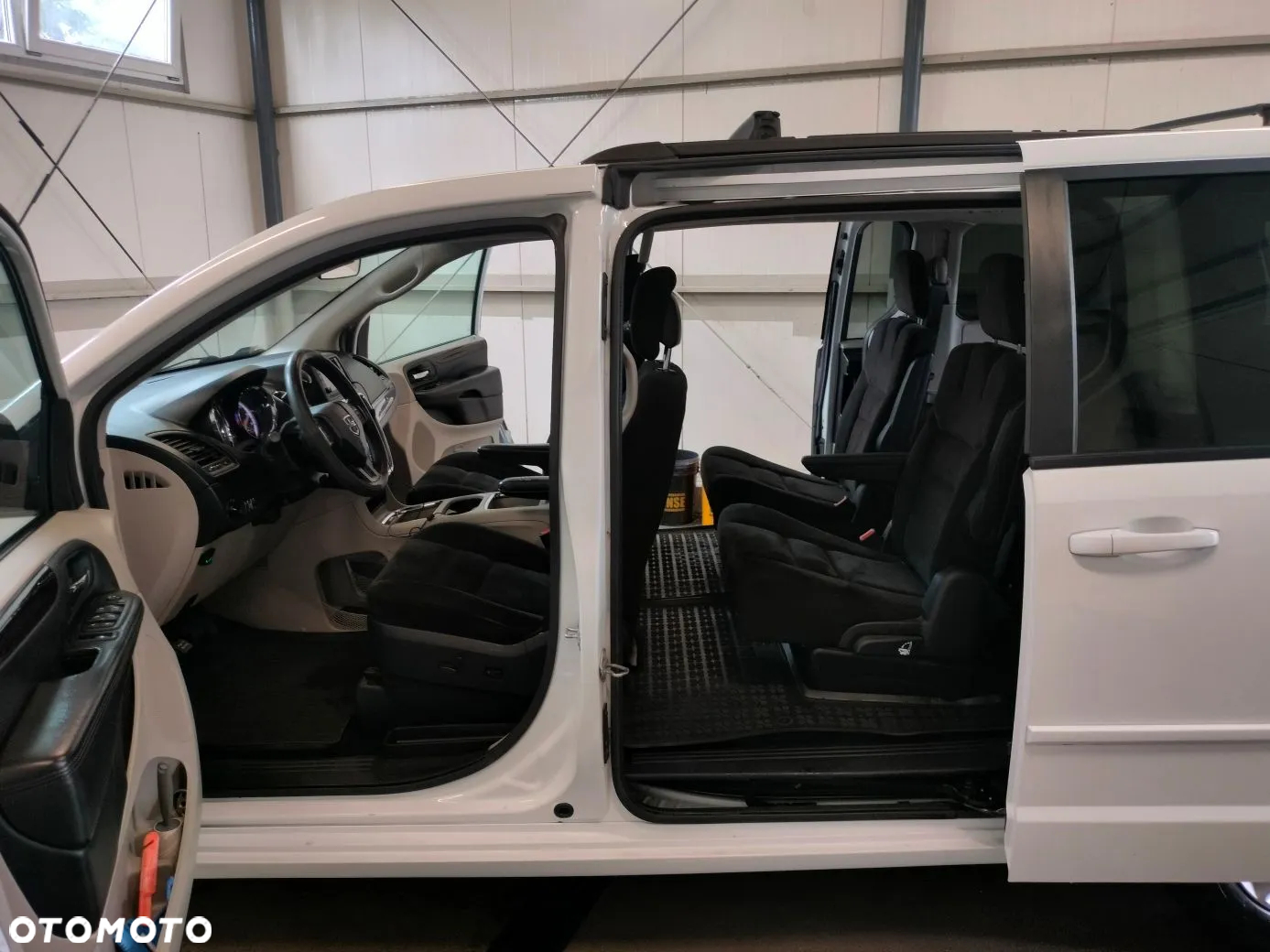 Dodge Grand Caravan - 10