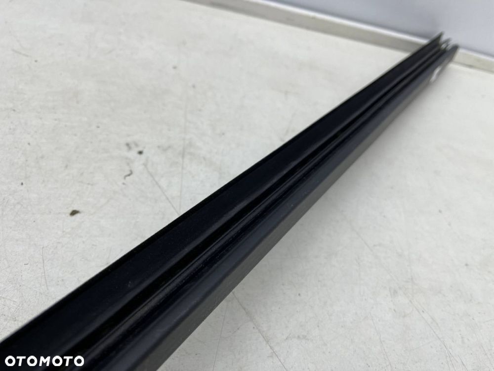 Listwa BMW 5 G30 G31 F90 17-24r. prawa przednia listwa zgarniająca wewnętrzna drzwi 7336960 - 3
