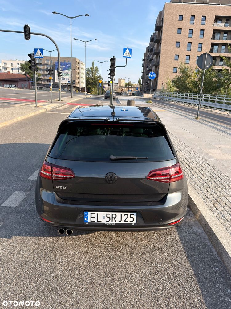 Volkswagen Golf - 6