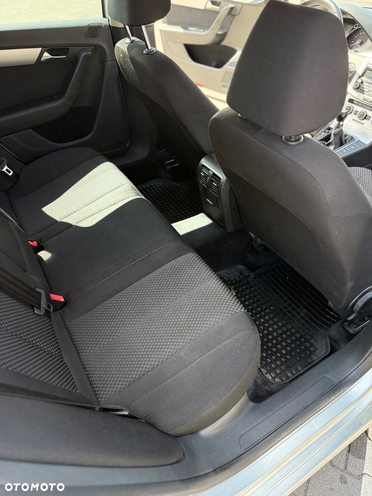 Volkswagen Passat 1.6 TDI Comfortline - 24