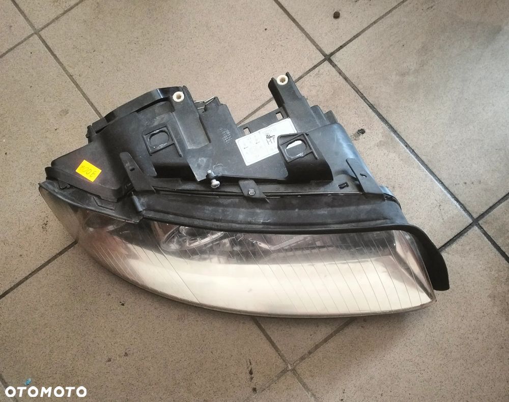 LAMPA PRZÓD PRAWA AUDI A4 B6 - 2