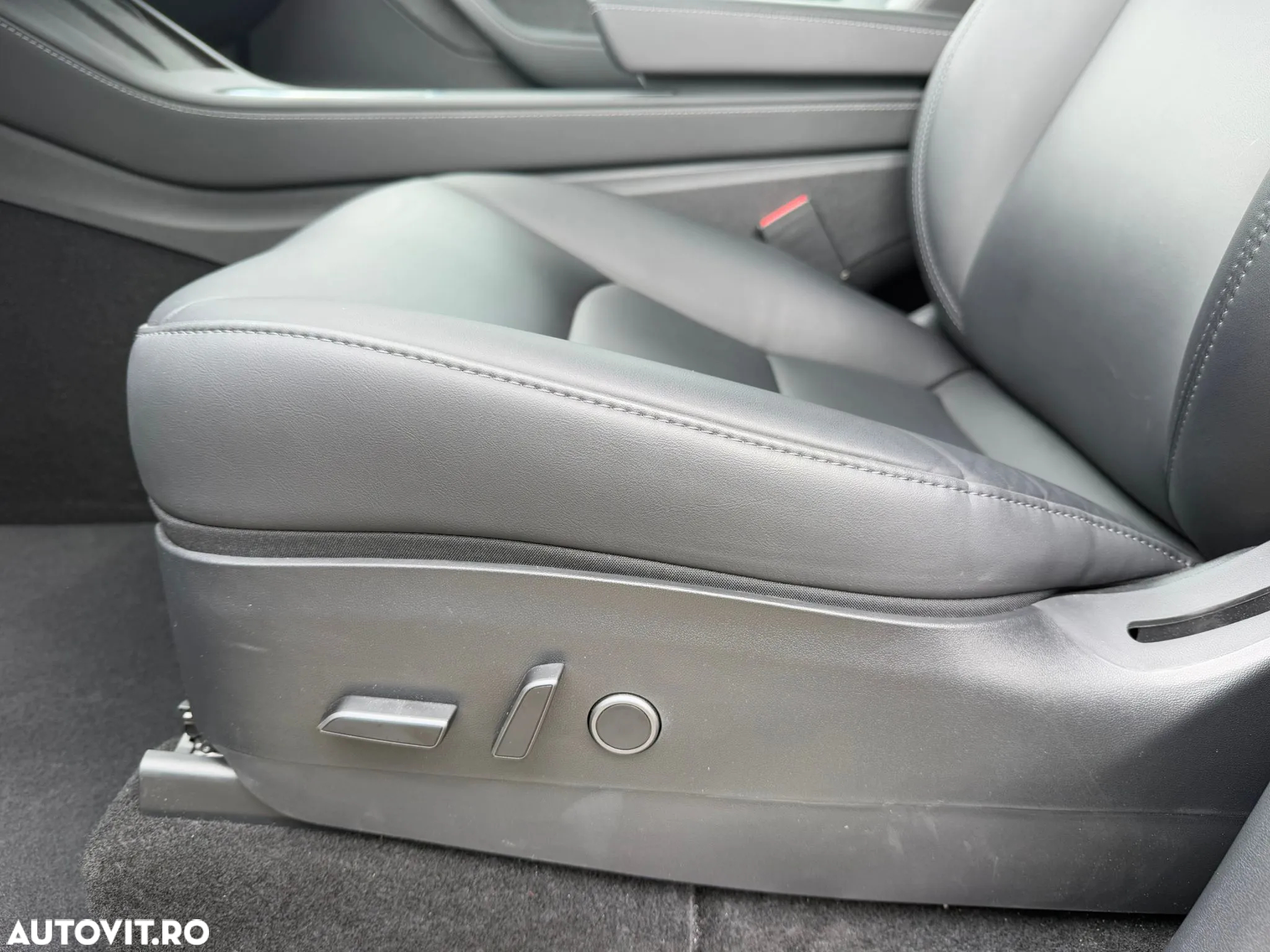 Tesla Model Y Long Range Dual Motor AWD - 27